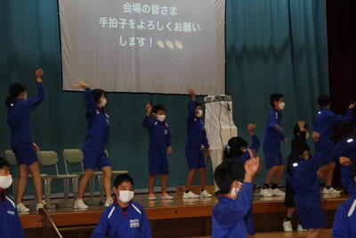 ６年生は２年間学習してきた大玉村の魅力について発表しました。まずはCMソングに合わせてダンスを踊りました。